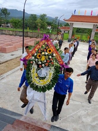 DÂNG HOA VIẾNG NGHĨA TRANG