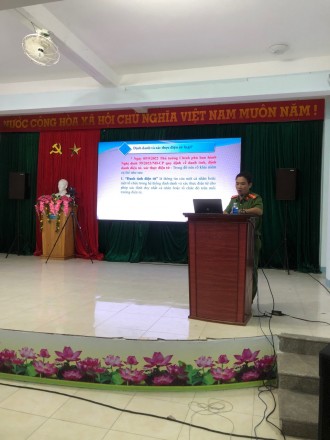 Công an xã tuyên truyền, triển khai hướng dẫn cài đặt và sử dụng ứng dụng VNEID cho đoàn viên trên địa bàn xã