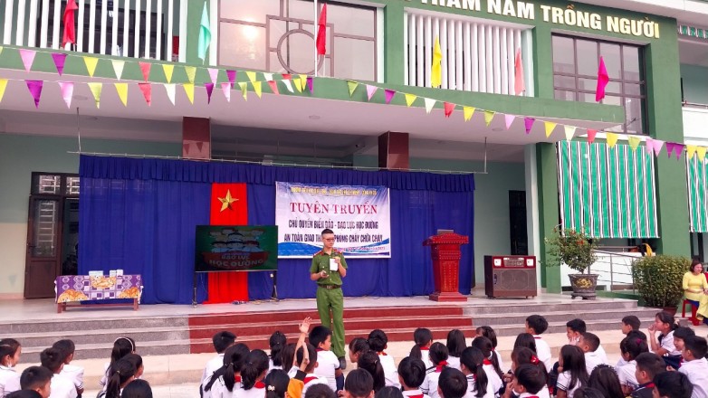 Tuyên truyền pháp luật cho học sinh trường tiểu học Quế Long