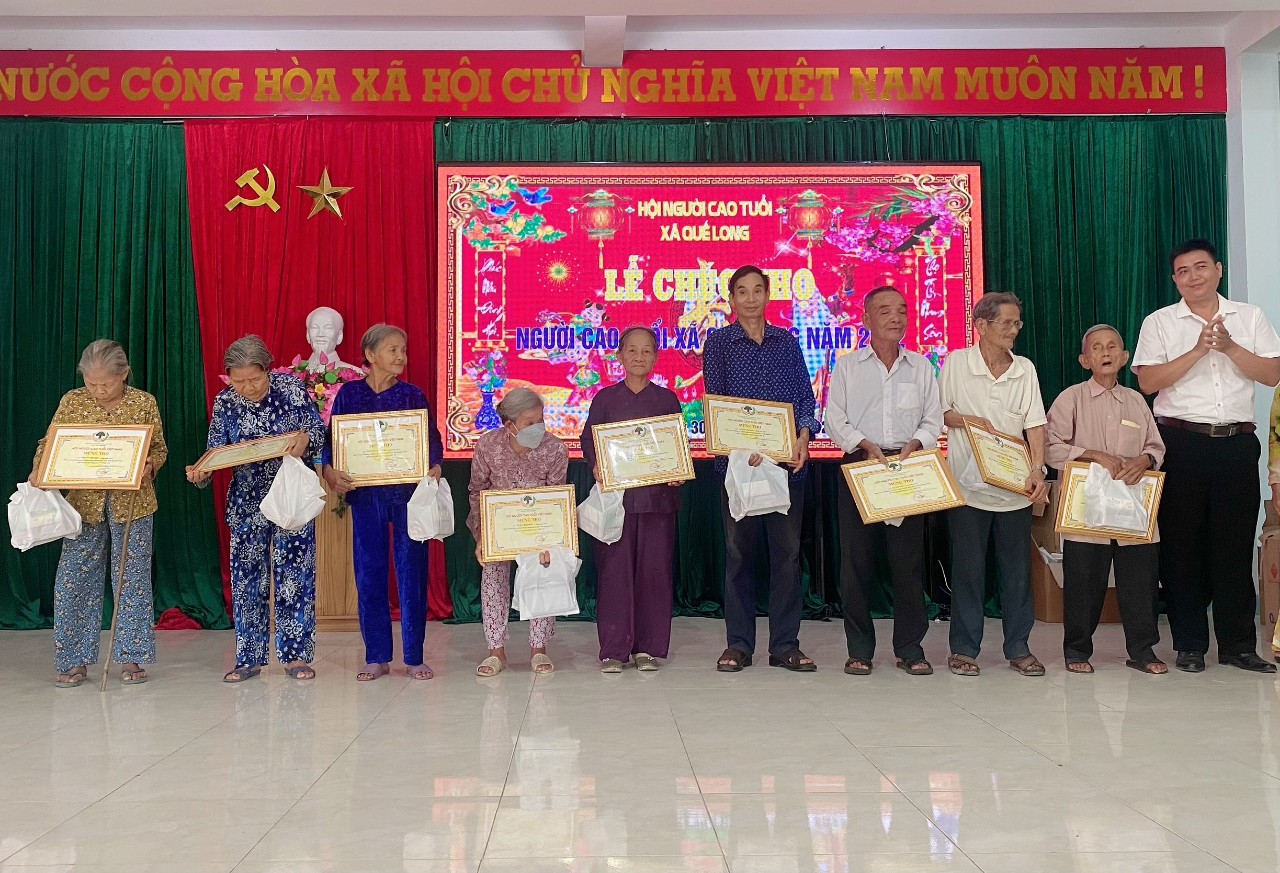 Hội Người cao tuổi xã Quế Long tổ chức lễ Chúc thọ cho Người cao tuổi xã năm 2022