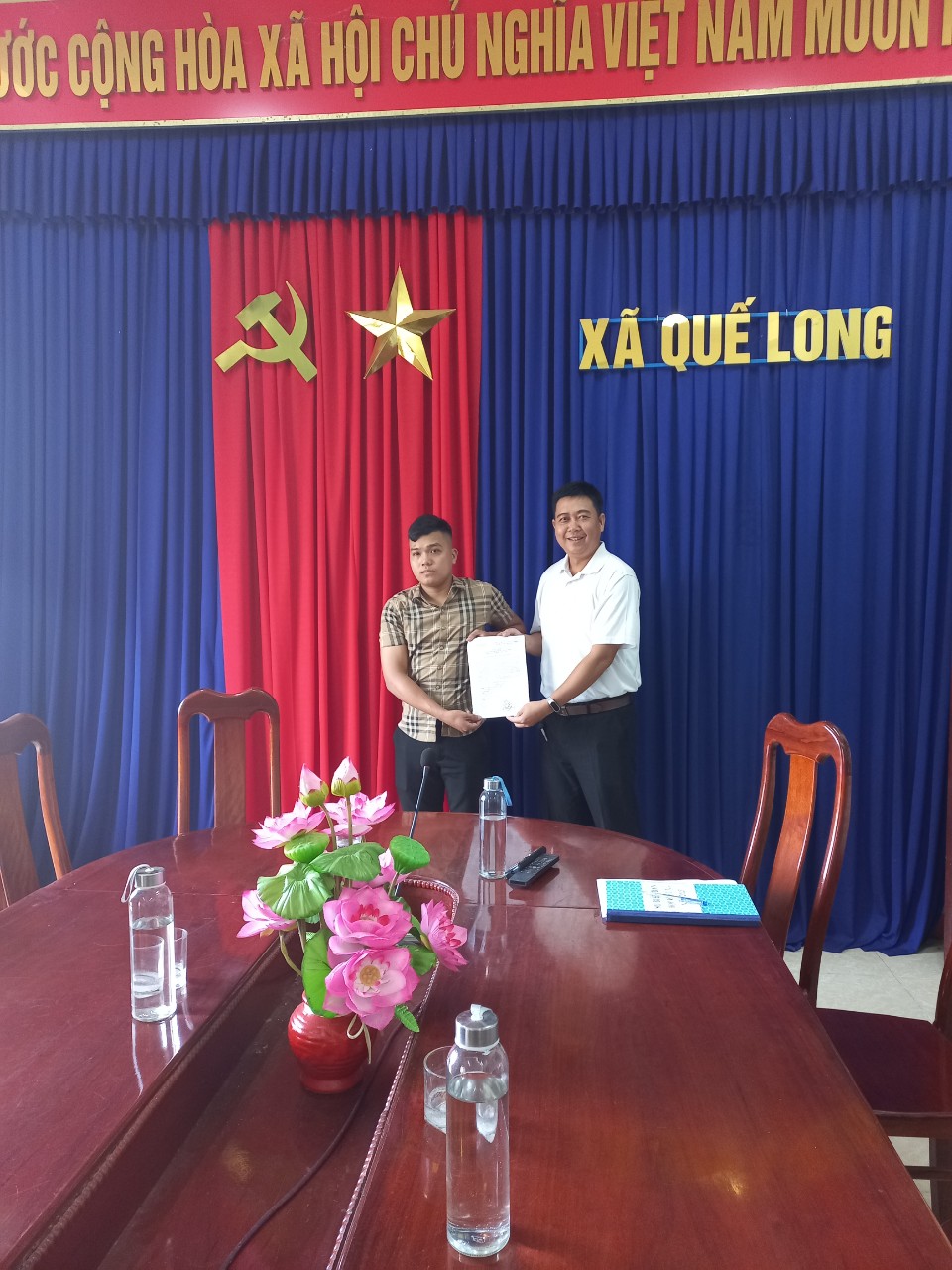 UBND xã Quế Long công bố Quyết định bổ nhiệm Phó chỉ huy trưởng BCH quân sự xã